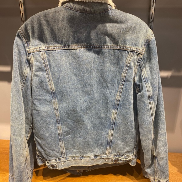 Levi’s Sherpa Lined Trucker Jacket - Picture 2 of 4